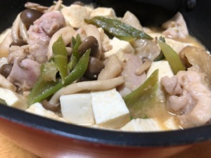 鶏肉と野菜と豆腐の味噌鍋風